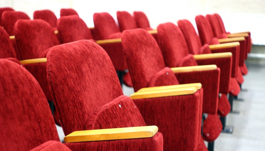 Jak urządzić własne kino domowe?