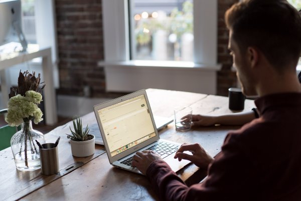 Jak zarabiać w internecie? Poznaj sprawdzone metody i pracuj zdalnie